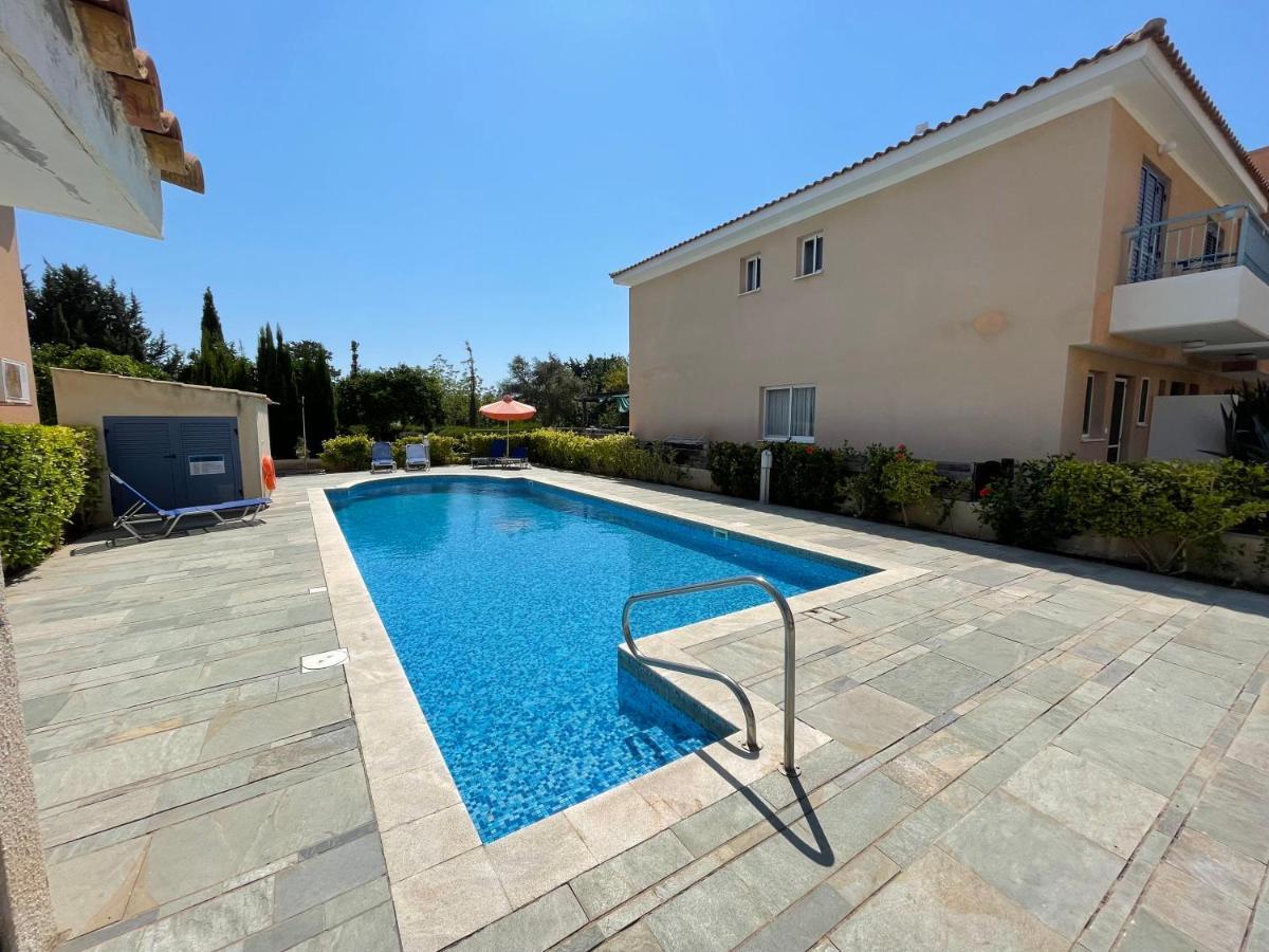 Iris Village Grand Apartment Paphos Exterior foto
